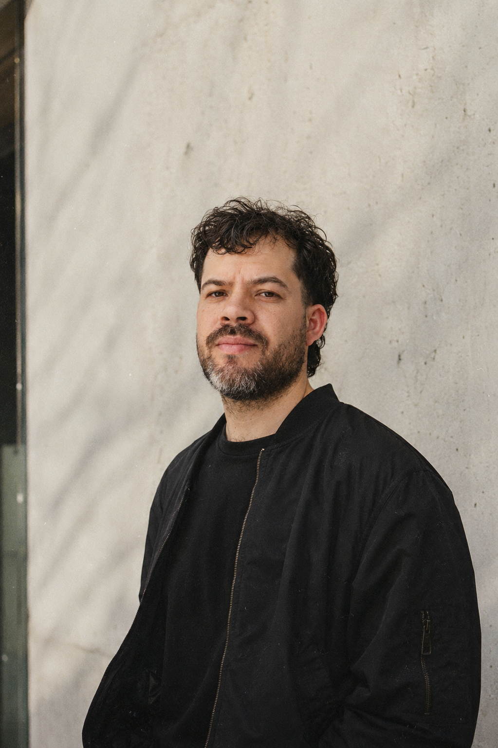 Portrait of Sebastián Saavedra against a concrete wall
